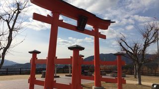 鳥居のあるサービスエリア