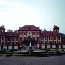 赤茶と白のペイントが印象的です…