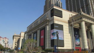 上海一の商業面積３２万平方?誇る巨大なショッピングセンター、復原東京駅を上回るドームが３ヶ所もあります。