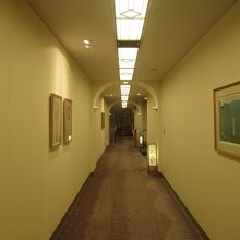 ６階の廊下をお店に向かいます