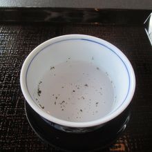 まずは紫蘇のお茶が出されます