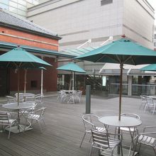 中庭に出ました…奥に見える白い建物が博物館です