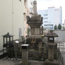 和泉式部の墓所とされる「宝篋印塔」です