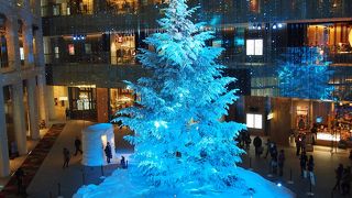 何をさしおいても観に行くべき　究極のクリスマスツリー　【WHITE　KITTE/雪のクリスマスツリー】