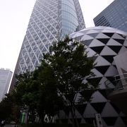 西新宿高層ビルの中でも、独特の形をした建物