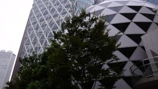 西新宿高層ビルの中でも、独特の形をした建物