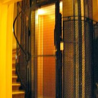 フランス映画に出てくるような鉄の蛇腹のドアのエレベーター