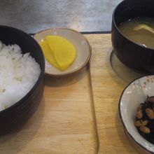 定食のセットはごはんとか味噌汁