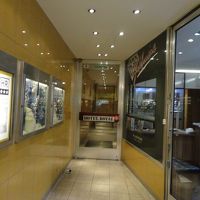 奥のドアー開けると、エレベーターがあります。フロントは２階。