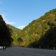 途中のパーキングスペースから見た山々の風景