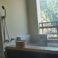 客室露天では絶景の紅葉が…