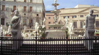 裸体の彫刻が噴水を囲んでいます。