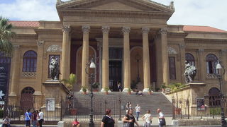 威風堂々とした劇場です。