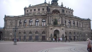ドレスデンの歌劇場です。