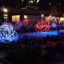 中之島バラ園はバラのイルミネーション