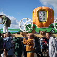 南瓜の馬車御輿が練り歩く様子