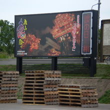 後片付けが進む駅前の風景