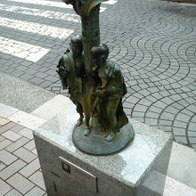 交差点近くで車通りも人通りも多い場所です。