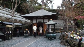 長谷寺のお堂のひとつ・・お地蔵さんが沢山、供養の場です。
