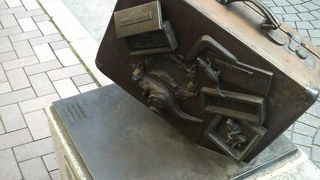 旅行についての奥深いテーマも示す像だそうです。