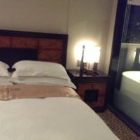 ガラス張りの浴室