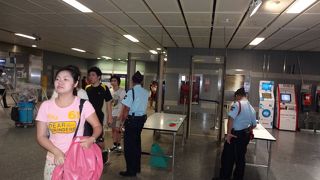 手荷物検査あり