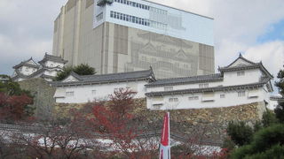 改装中！ベールに覆われた姫路城