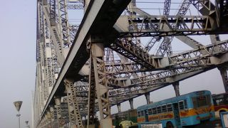 インドにしては立派な橋です。