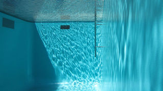 摩訶不思議な世界が広がる。