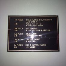 上に行くにはエレベーターと階段があります