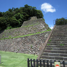 本丸へ向かう石垣。