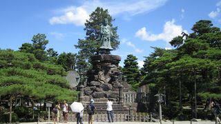 不思議な銅像。