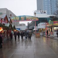 クリスマスマーケットの後ろのビルがホテルです。