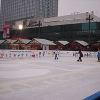 クリスマスマーケットのスケートリンク後ろのビルがホテルです。