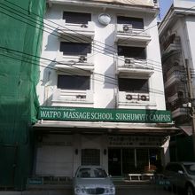 メインストリートの奥にあります。