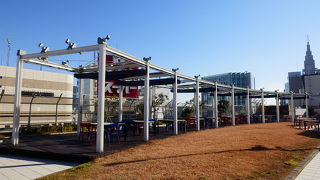 レストランフロアが２フロア、屋上もあり
