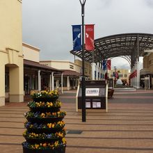 バス亭は向かって右。