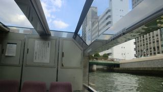 大阪水上バスアクアライナーから中之島公園などの街並みを眺める