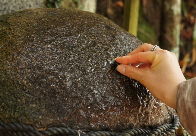 叶い石を願い石に直接触れて願い事を唱えます