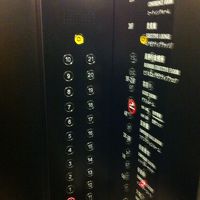 エレベーターはルームカードがないと動かないセキュリティー付き