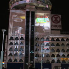 窓の形に合わせています。