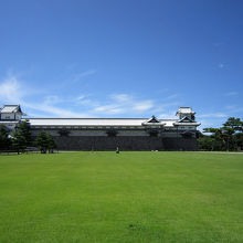 芝生敷きが綺麗です。