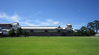芝生敷きの綺麗な広場。