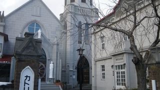 赤い屋根が可愛い教会