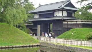 追手門広場 --- 「弘前城」の表玄関にある広場です。目の前には堂々とした「追手門」も。