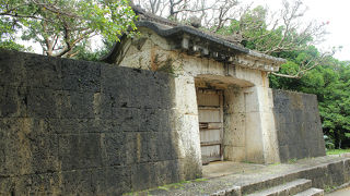 世界遺産ですが、通り過ぎてしまいそうな小さな門