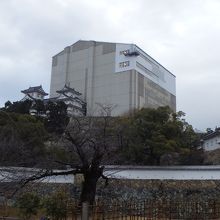 大天守を覆う素屋根。建物右上部分が見学スペース。