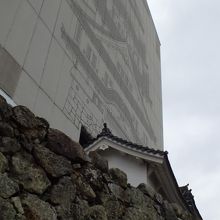 素屋根壁面に描かれた大天守。新幹線からでも見えます。