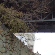 頭上に工事資材を運ぶ通路。