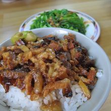 魯肉飯と空芯菜